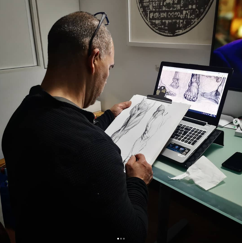 Gustavo Millán dibujando en el estudio